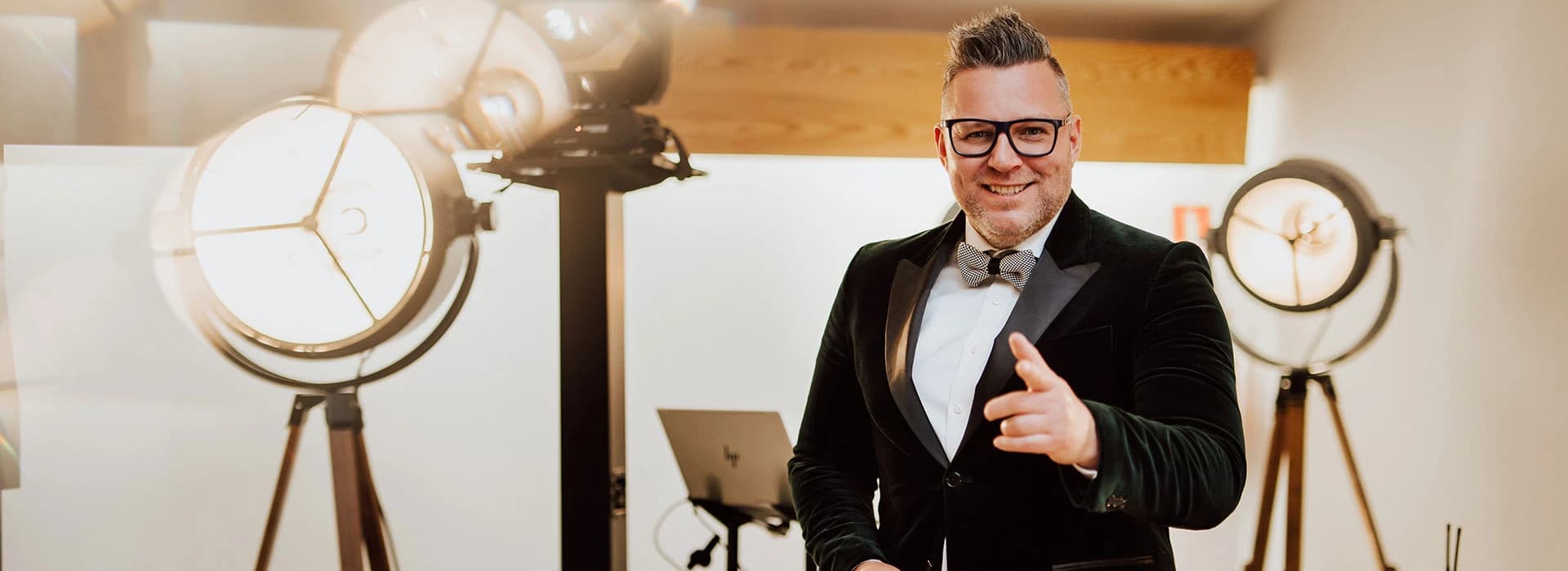 Maciek — DJ Głośny za konsolą na weselu